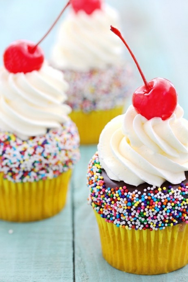 स्वादिष्ट-cupkaes-सजाने-ताजा विचारों-रंगीन-cupcakes