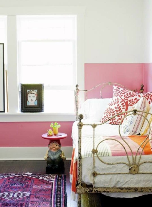 pintura de pared blanca con un acento rosado para el dormitorio