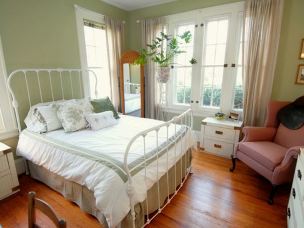देश-शैली के बेडरूम - सफेद बिस्तर के बगल में दर्पण