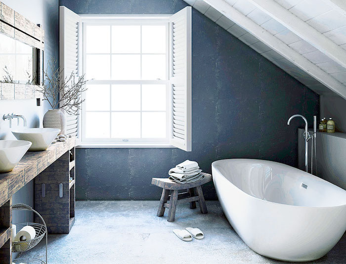 litteän muotoinen kylpyammeikkunan siniset seinät kylpyhuoneessa pesuallas yrtteinä koristeena