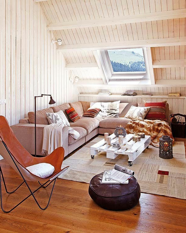 Καναπές με πολλά πολύχρωμα μαξιλάρια στην αίθουσα στέγης