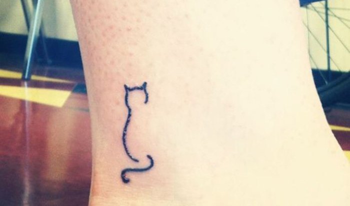 我们的想法之一就是腿上的小黑猫纹身