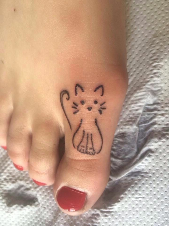 थोड़ा बिल्लियों टैटू के लिए विचार - यहाँ एक लाल नेल पॉलिश और एक छोटी काली बिल्ली के साथ एक बड़ा पैर है