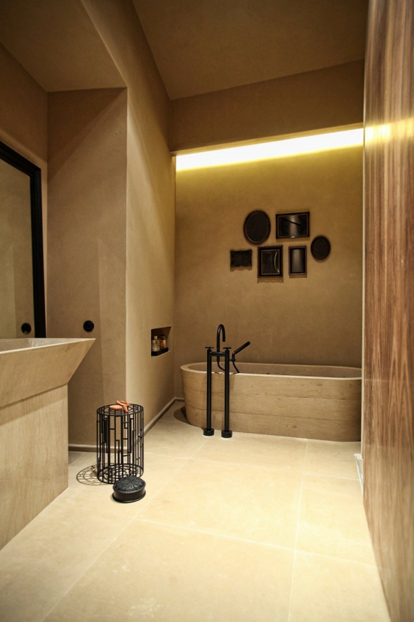 μπάνιο με μπανιέρα σε χρώμα ockra και φως τοίχου ελαφρύ