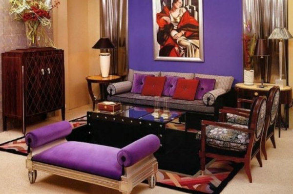 סגנון artdeco - תמונה יצירתית על הקיר הסגול בסלון