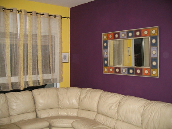 pintura de pared morada y amarilla en la sala de estar