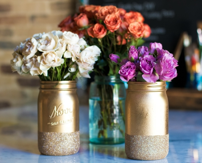 zlatne vaze sa svježim ružama - ukrasite zdjele staklenke