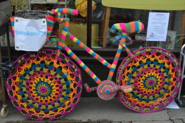 דקורטיבי עבור רכיבה על אופניים, סריגה אלמנטים בצבעים בהירים