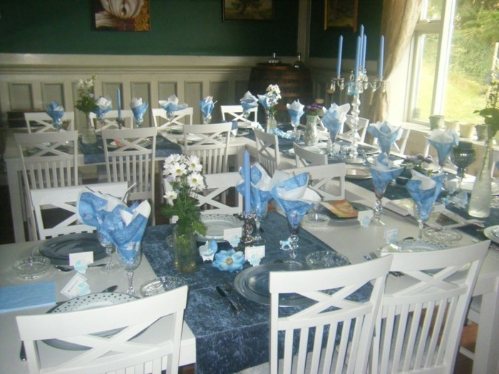 Deco-by-Taufe sininen lautasliina-ja-kynttilät-on-the-table