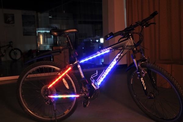 Iluminación de bicicleta decorada en el cuarto oscuro