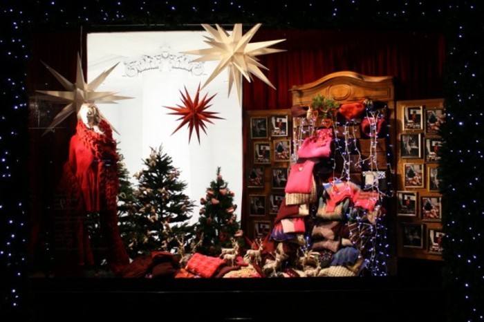 deko-windows-for-karácsony-nagyon szép-design-sok piros-elemek