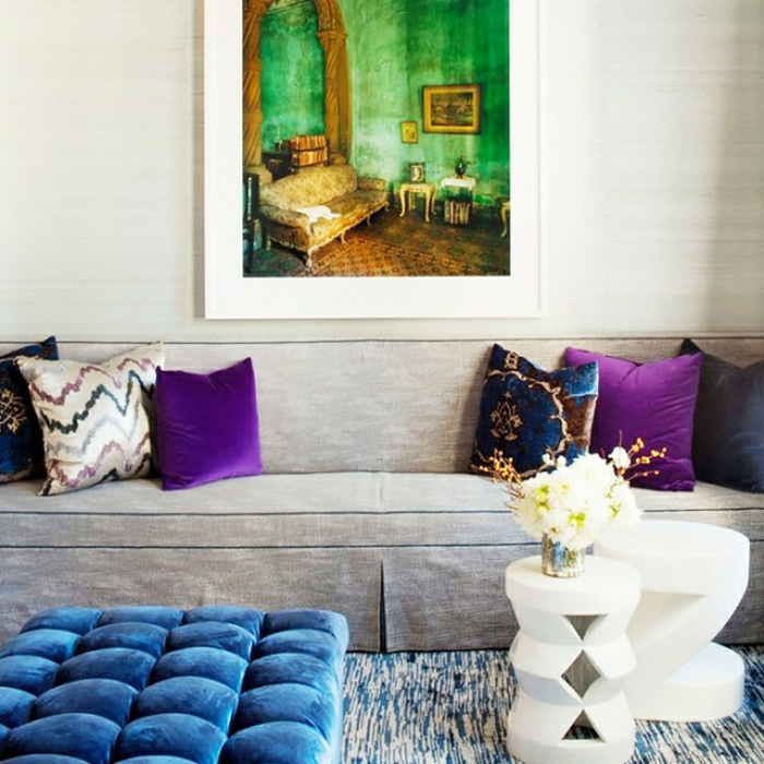 紫罗兰色，蓝色图案靠垫，白色图案靠垫装饰沙发靠垫