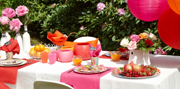 קישוט שולחן-מסיבת גן-מסיבת-שולחן-בגן-אדום- and-pink-garden-