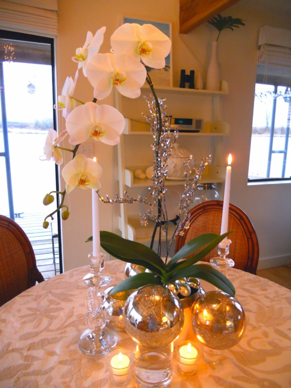 деко-орхидеи за масата - две дълги свещи