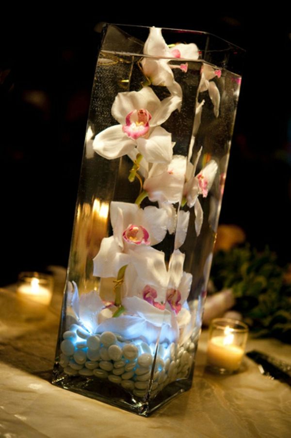 деко-орхидеи в стъклени чаши - малки свещи до него