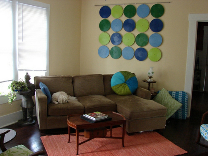 deco-con-plato-gran-pared de diseño-en-estar-con-un-marrón-sofá