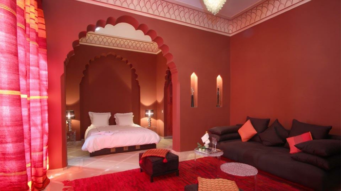 אוריינטציה רהיטים בסגנון מזרחי חדר תפאורה אדום מיטה בסמל לבן של יופי וניקיון קישוט