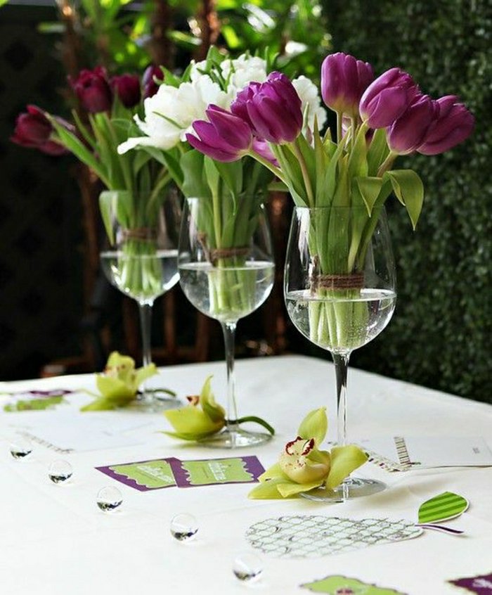 déco vases vin verres que fleur vases-cristal violet décoration table tulipes