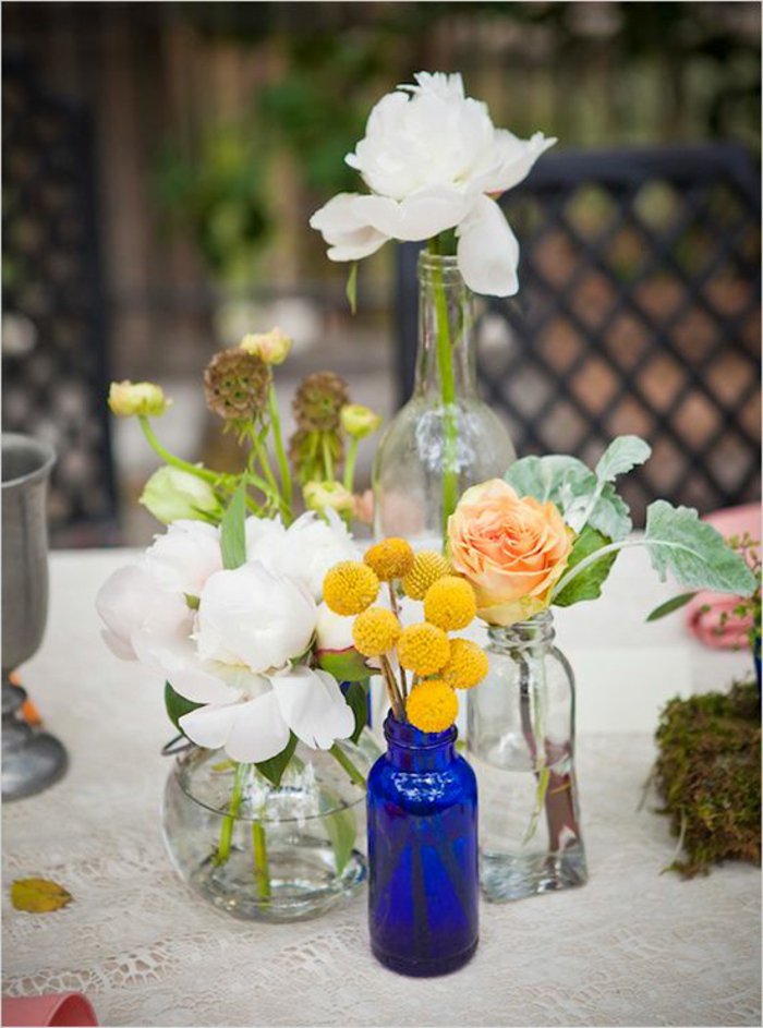 装饰花瓶，用玻璃花瓶，装饰华丽的鲜花
