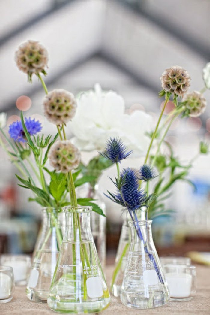 déco vases avec des fleurs artificielles-