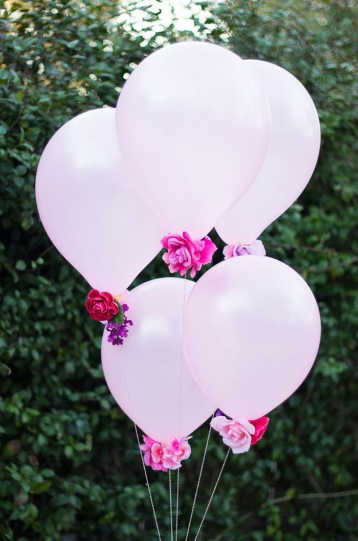 डेको करने वाली नामकरण-गुब्बारे-साथ-छोटे गुलाब से सजाया-सुंदर-बगीचे