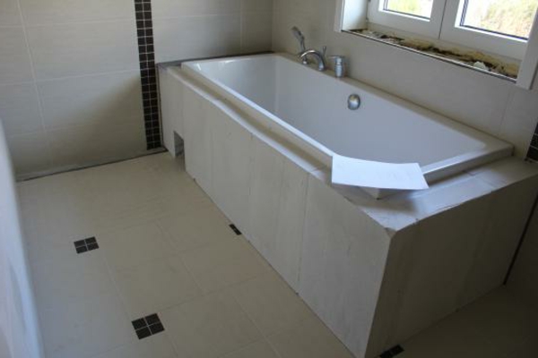 装饰瓷砖浴室现代浴缸瓷砖 - 窗口旁边