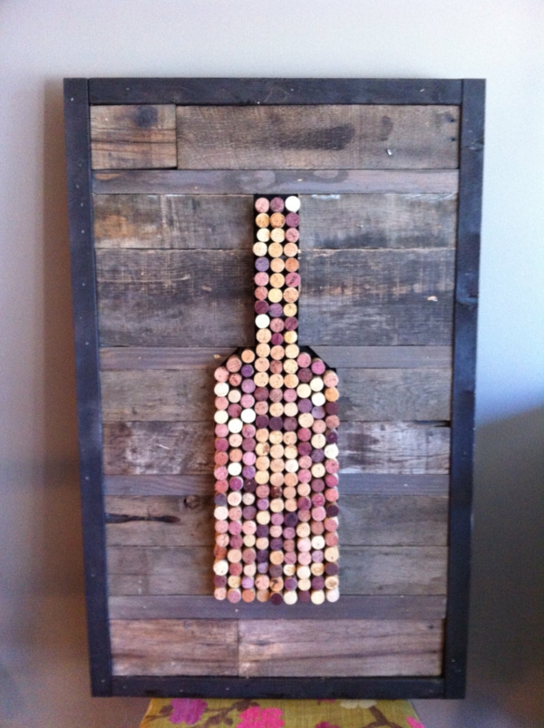 קישוט-מקורקן-יין על-עץ על הלוח