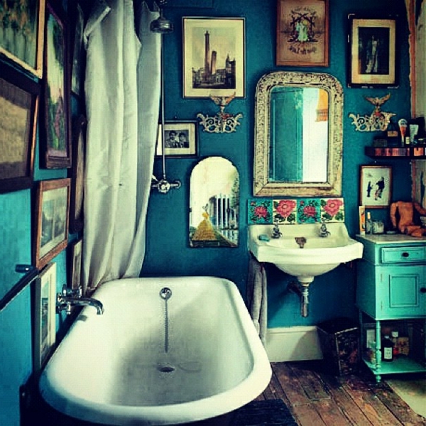декорация в тюркоазено-цветна вана в малка баня - бели завеси