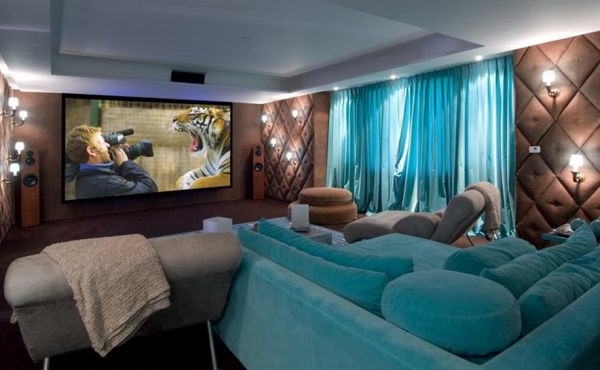 decoración en turquesa-color-acogedor-ambiente-en-la-sala de estar - sofá grande