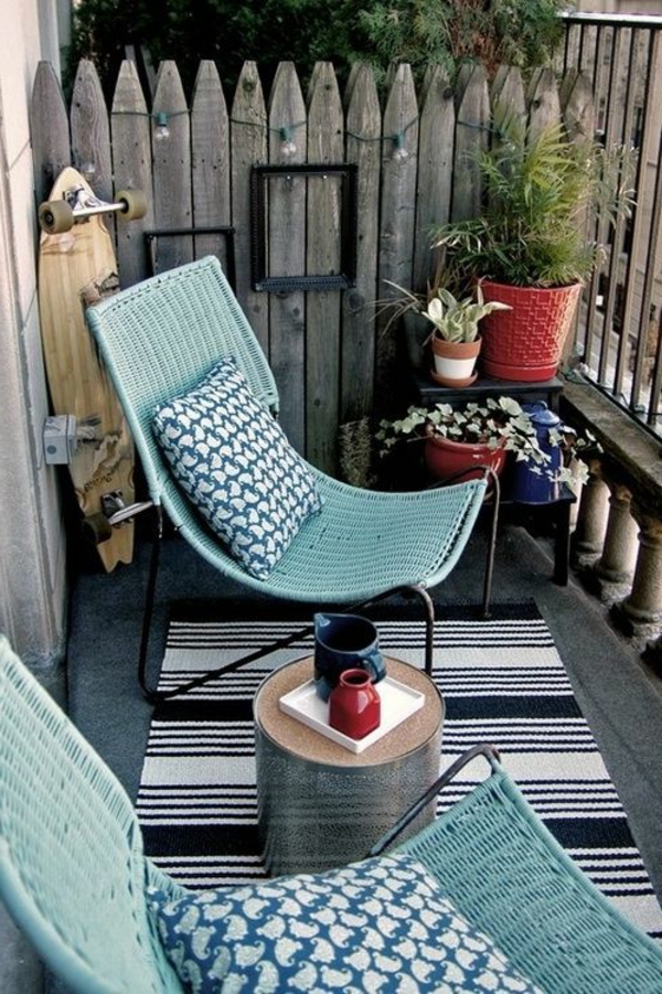 Decoración-en-turquesa color-hermosa-poco-terraza-con-un-cool-silla