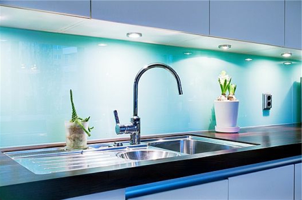 Decoración-en-turquesa-color interesante de pared de diseño-en-el-cocina