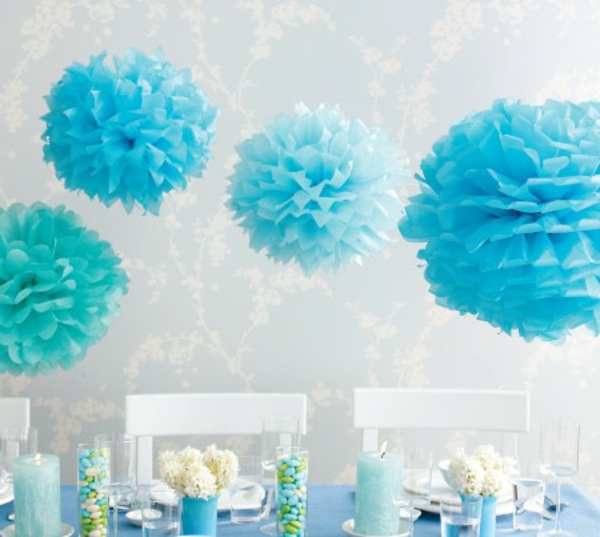 Decoración-en-turquesa-color muy interesante-colgantes-bolas-hacia fuera-mirada de papel-azul-diseño-ultra moderna