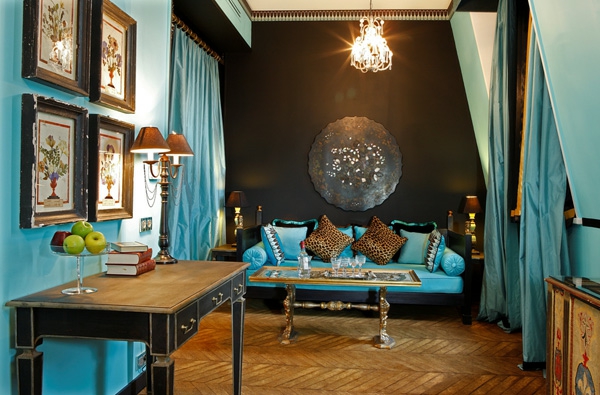 decoration-in-turquoise-colour-many-pictures-on-the-wall - hermosas cortinas