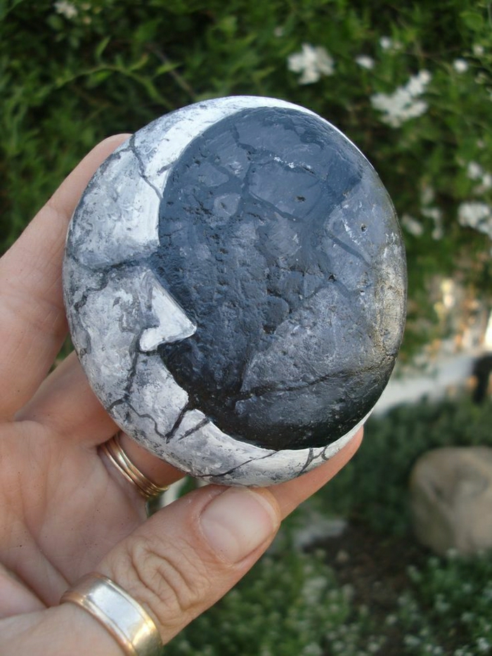 מצויר ביד ציור ירח אבן דקורטיבית