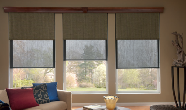τρία παράθυρα-σύγχρονα-jalosine-πολύχρωμα ρίχνουν μαξιλάρι και όμορφη θέα