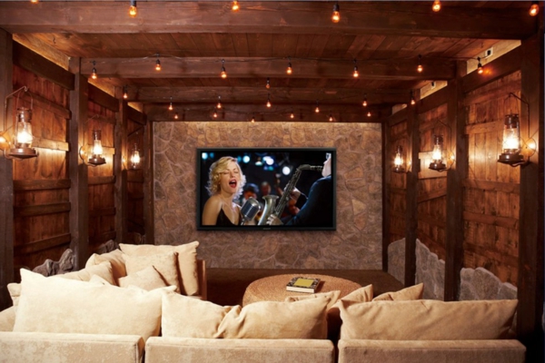 απλά φώτα οροφής και απλούς τοίχους στο δωμάτιο με μεγάλη τηλεόραση