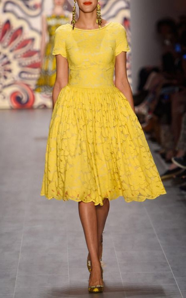 设计师黄色连衣裙，时尚的设计，现代的衣服，夏装