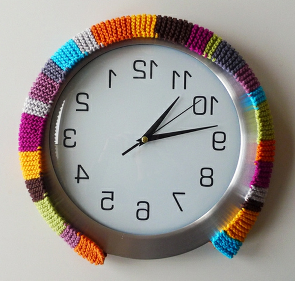 שעון קיר מעוצב - מסגרת צבעונית - עשויה מסריגה