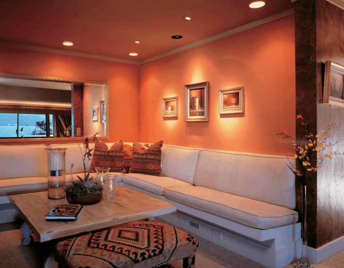مصمم غرفة معيشة صغيرة جميلة نموذج اللون البرتقالي والجدران