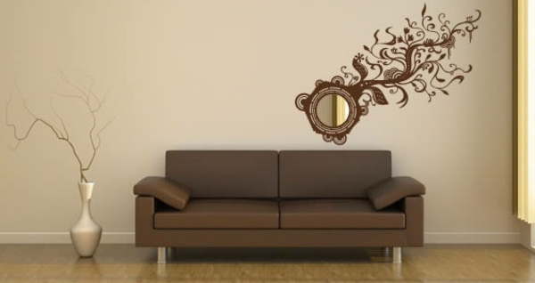 diseñador espejo-on-a-marrón-sofá