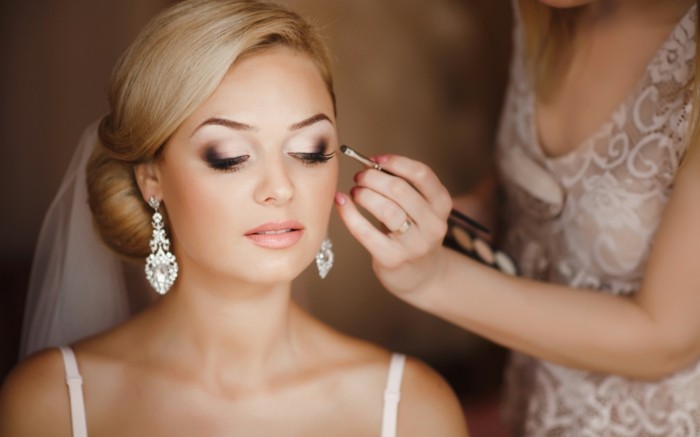 glamourioeser maquillage luxe discret look brosse boucles d'oreilles diamants fard à paupières-