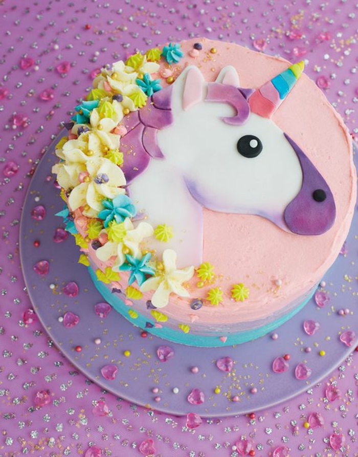 cette idée de gâteau de licorne est très appréciée par la petite fille