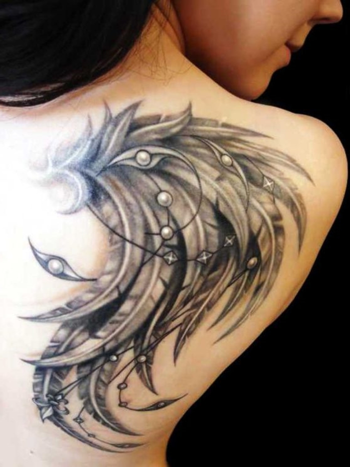对于女性来说，还有一个美丽的纹身天使的想法 - 一个长着黑色羽毛的肩纹身天使