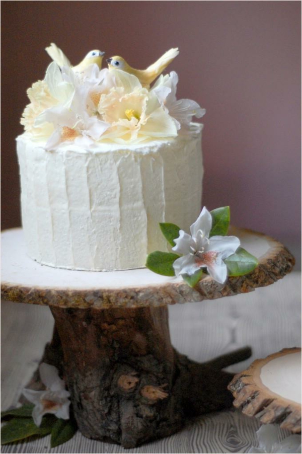 احتفال زفاف خشبي - فطيرة بيضاء لذيذة