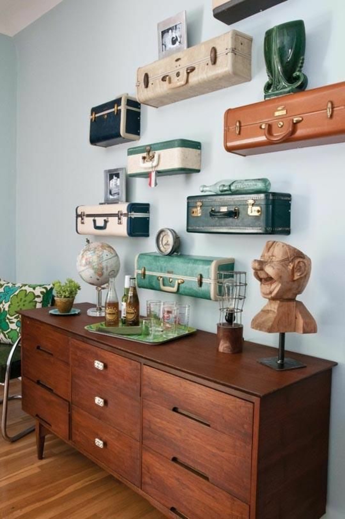 diy-polc-tól-régi bőröndök-hälzerner-szekrény-növény-szemüveg-globe-szék fotó