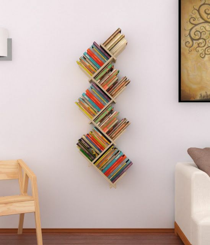 DIY墙货架从木-许多书籍，书柜木椅子沙发决策