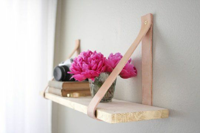 DIY墙架木托盘，粉红色的花带，书籍相机查找墙设计