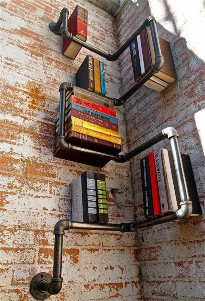 diy-polc-fal-with-tégla-sok könyvet és a fekete-vízcső cső polcok