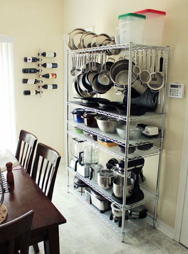 beaucoup de vaisselle sur des étagères en fil de fer dans une cuisine