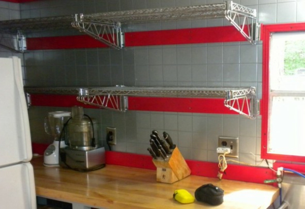 cuisine avec étagères grillagées - carreaux rouges et gris